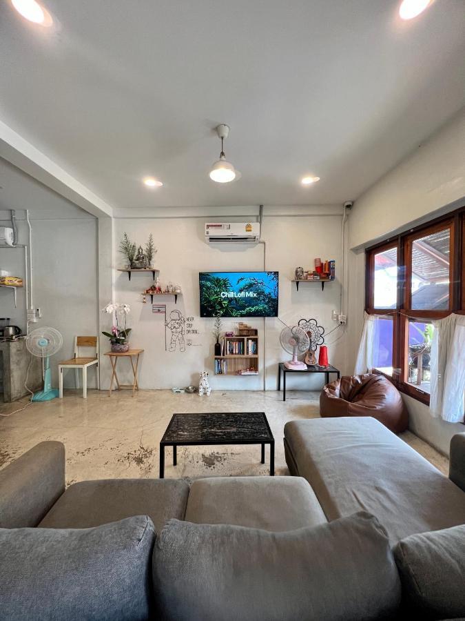 Together Backpackers Hostel Chiang Rai Bagian luar foto