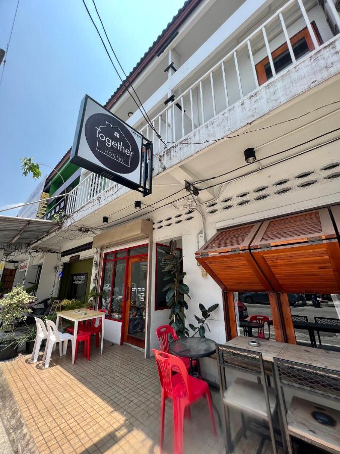 Together Backpackers Hostel Chiang Rai Bagian luar foto